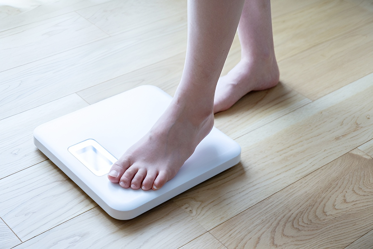 체중을-재는-여성