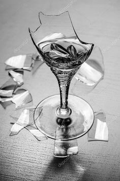 아름답고-투명한-유리컵이-산산조각난-모습