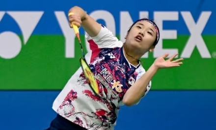 배드민턴 선부 안세영이 셔틀콕을 날리고 있다