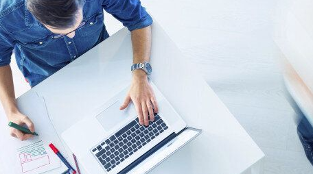 노트북-책상-노트-펜-남성