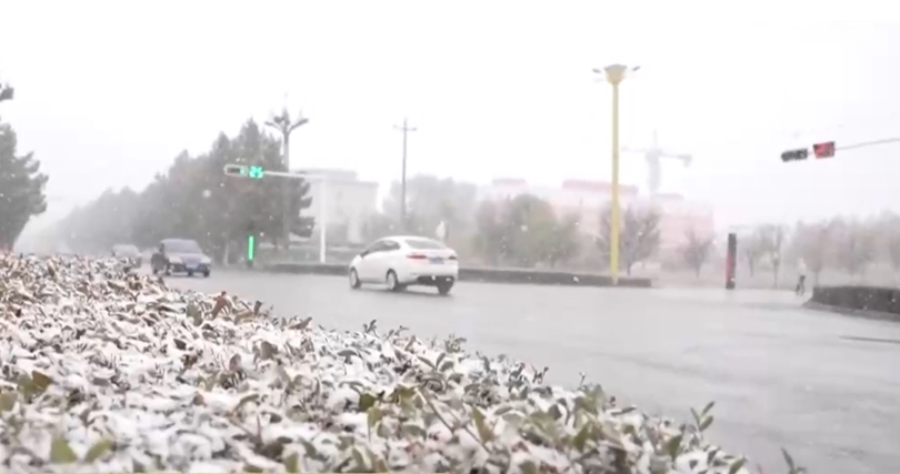 10월 15일, 신장 우루무치, 창지 등지에 가을철 첫 눈이 내렸습니다.