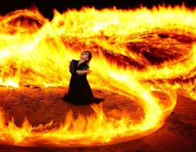 사람이-불타는-꿈-불길이-S자로-휘감기는데-가운데-사람이-있는-퍼포먼스