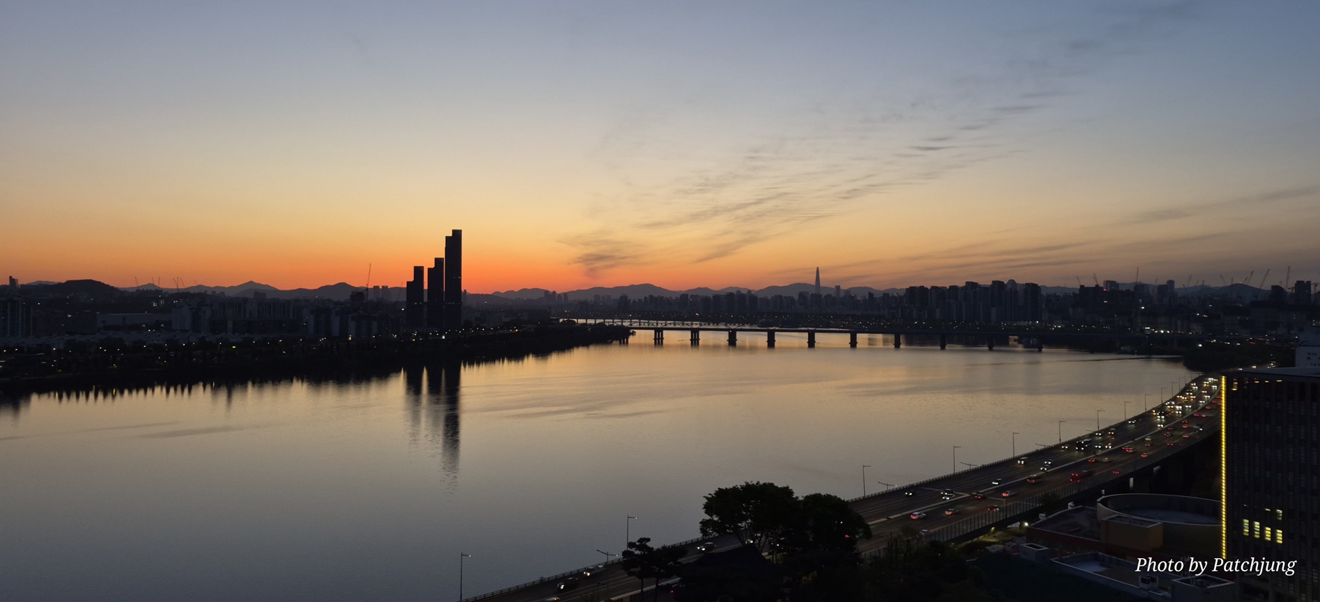 흑석동 아크로리버하임에서 본 4월 24일 새벽 한강 일출과 도시 전경