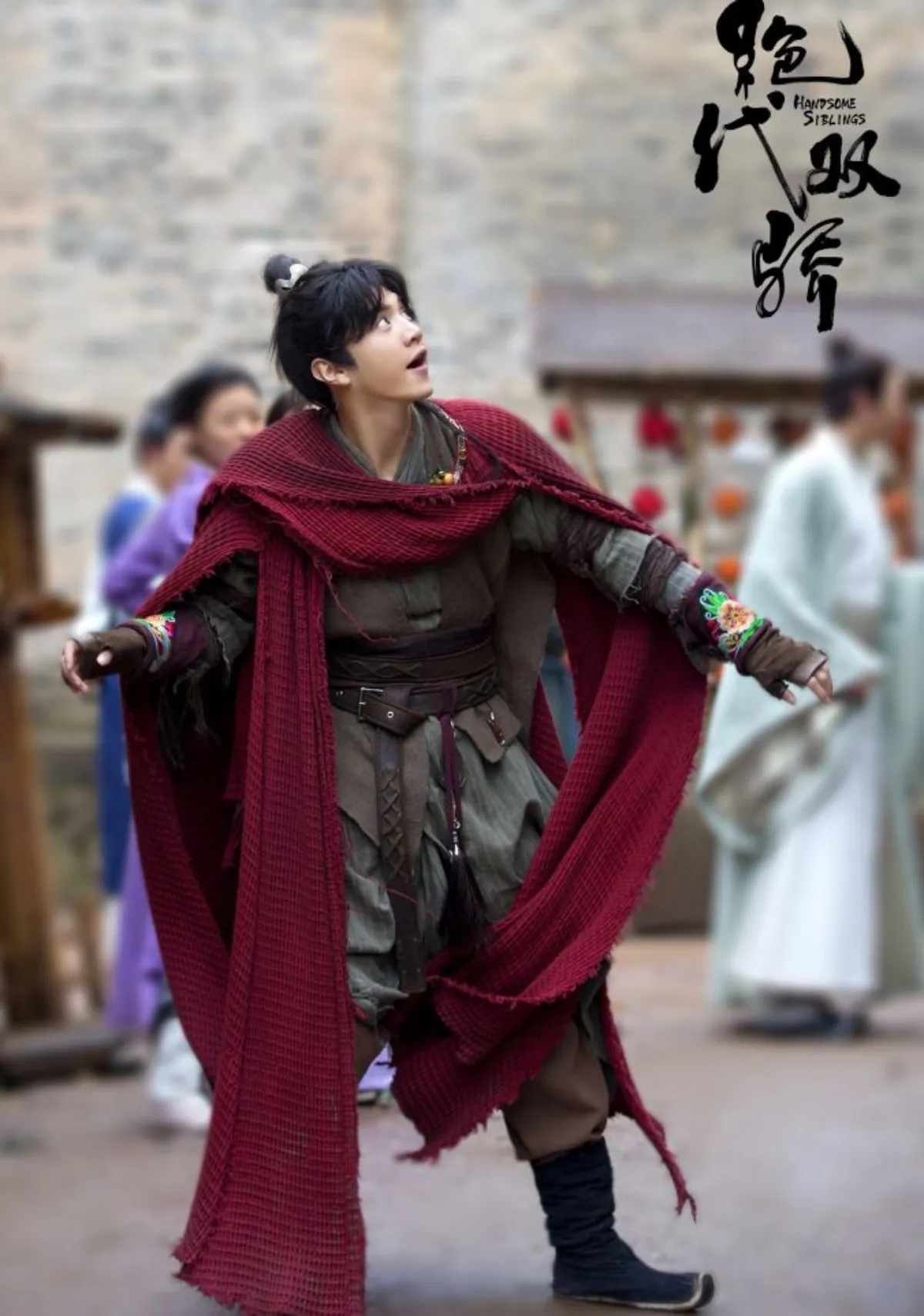 누더기옷을입고-위를-쳐다보고있는-강소어