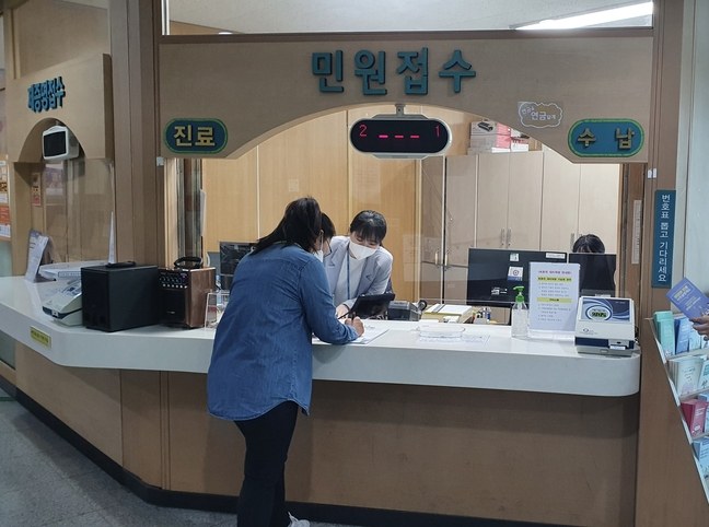 경기 안양 노인 개안수술 지원 어르신이 행정 서류를 제출하고 상담받는 모습