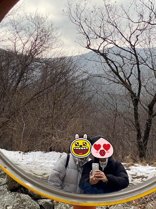 등산로에 있는 거울에서 한 컷