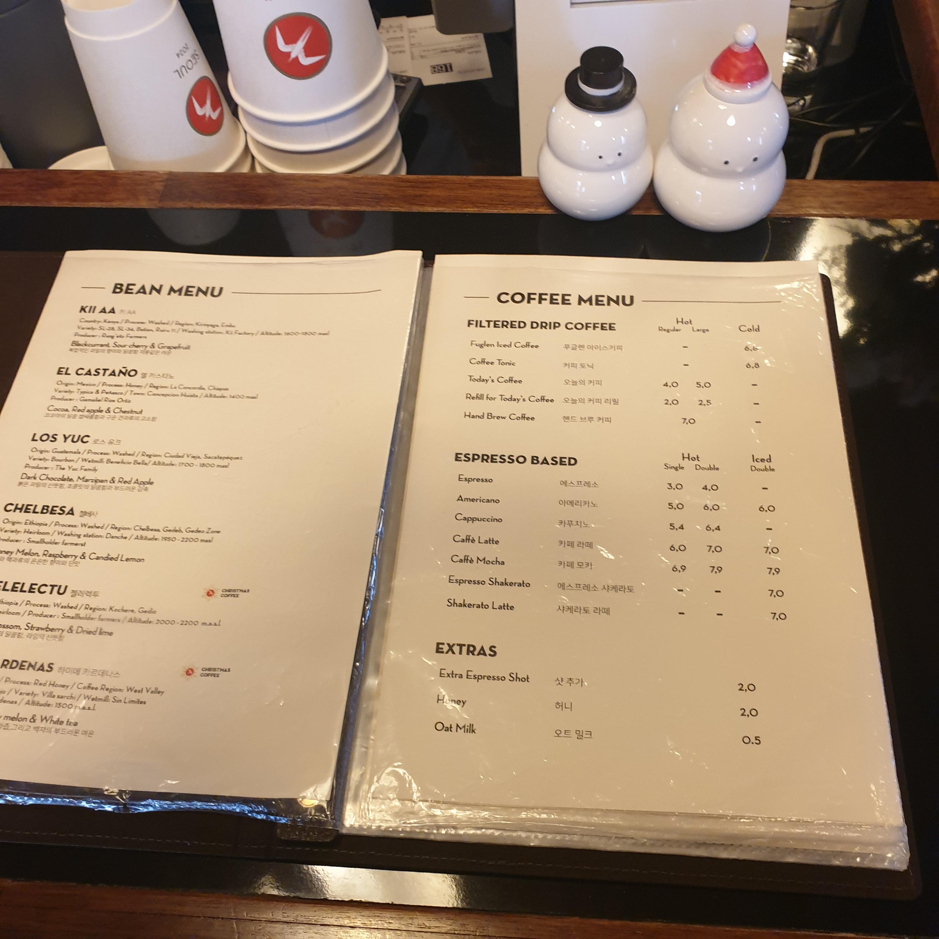 푸글렌 서울(Fuglen Seoul), 노르딕 커피를 맛볼 수 있는 상수역 카페_매장 내 메뉴판