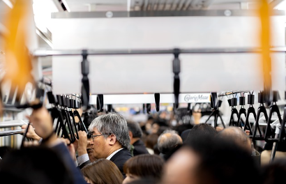 서울 지하철 노선도 크게보기와 관련된 지하철에 탑승 중인 시민들 사진