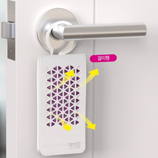&ldquo;문 손잡이에 걸어 사용하는 유한양행 해피홈 모기퇴치기 걸이형 제품 사용 예시 이미지&rdquo;