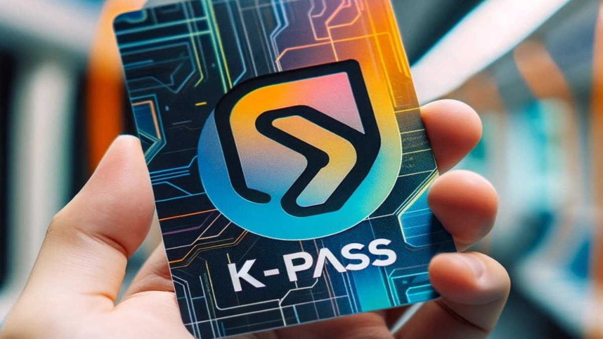 손에 들려 있는 K-PASS 카드 이미지, 교통비 절약을 위한 교통카드