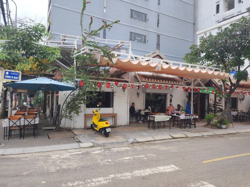 다낭 안트엉 푸나 카페 외관 테라스