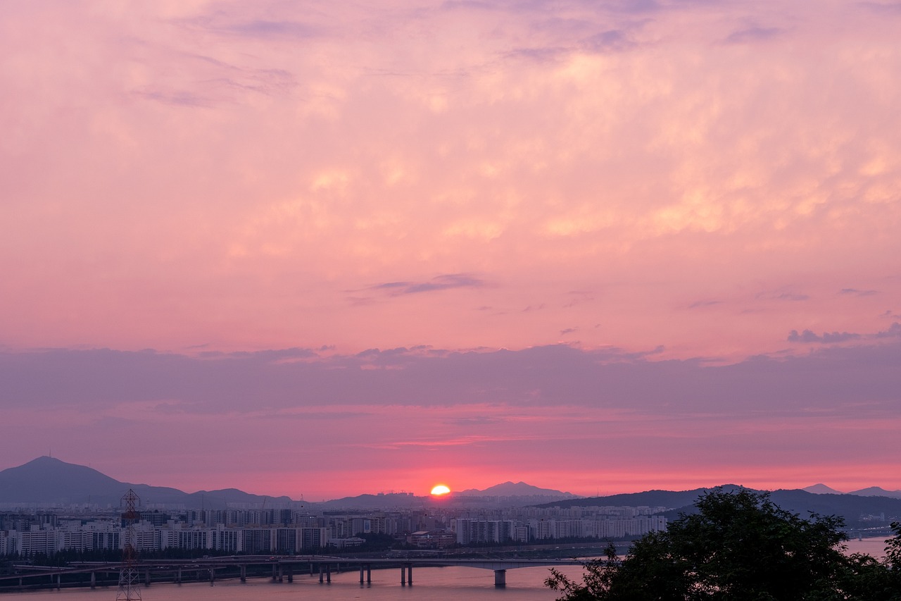 한강 크루즈 상에서 바라보는 일몰과 도심 야경 관련 사진