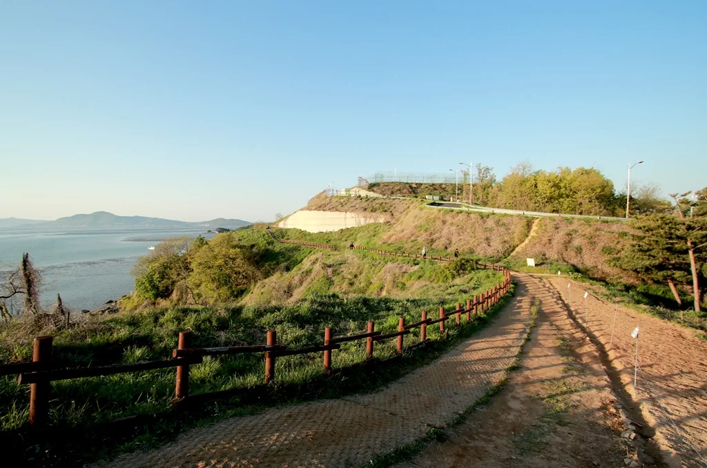 미단시티공원 산책로 예단포 둘레길 중간 구간의 호젓한 해안 산책길.