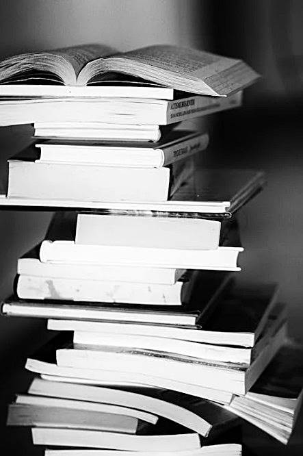 책이-여러권-쌓여있는-모습