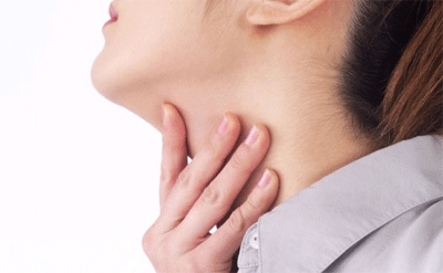 목을-만지고-있는-여자