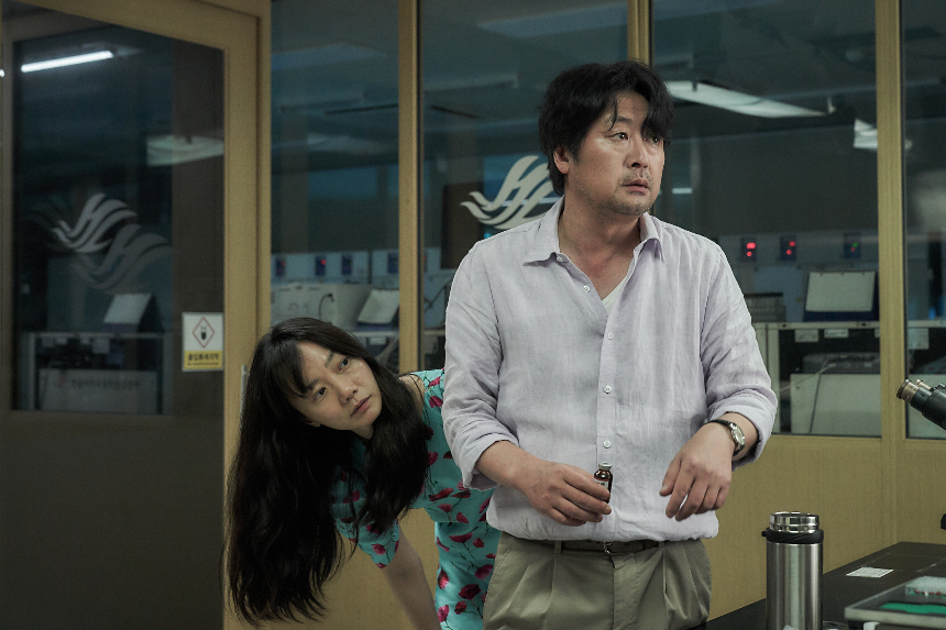 2025 영화 &amp;#39;바이러스&amp;#39; 리뷰 : 감염되면 사랑에 빠지는 독특한 로맨스