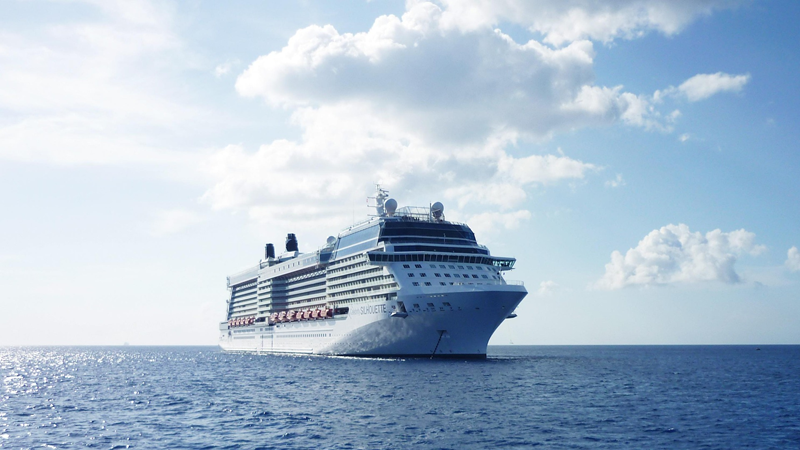 운행중인 바다위 크루즈 여객선