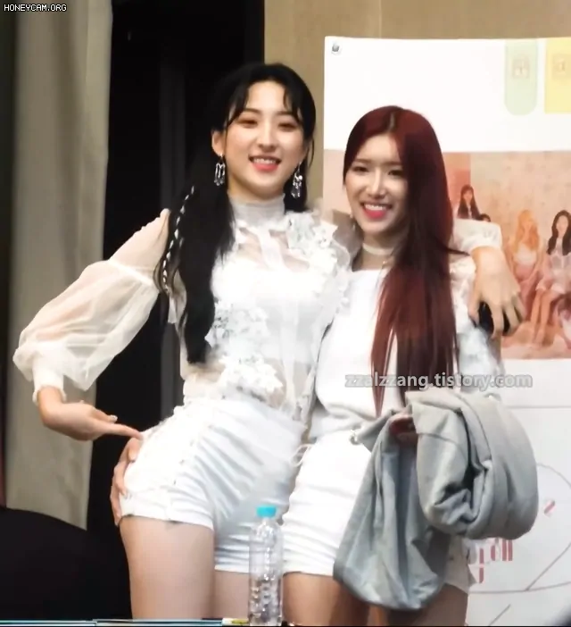 우주소녀 은서 엉덩이 만지는 다원 움짤 3