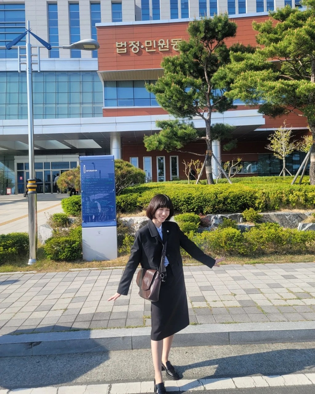 우영우가 법정에서 웃고 있는 모습