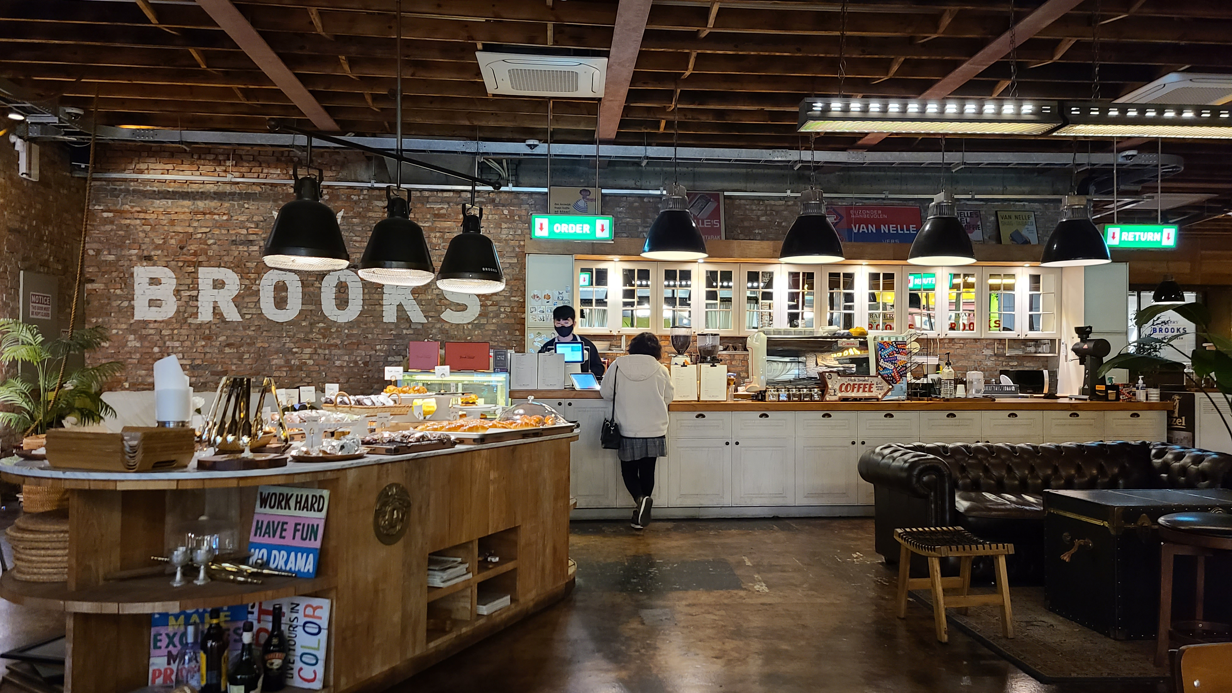 CAFE BROOKS