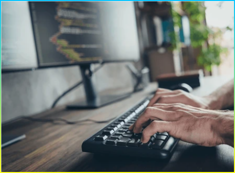 숙련된 웹 전문가 편집기의 프로필 측면 사진, 사이버 공간 양질의 보안 서버가 작업 공간에 앉아 있음