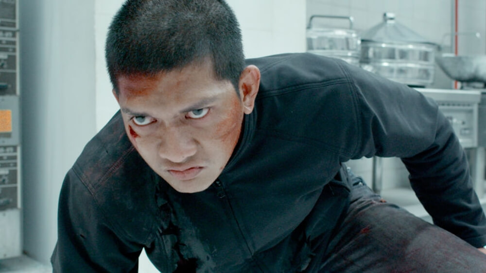 레이드 2에서 주인공 라마의 액션 씬