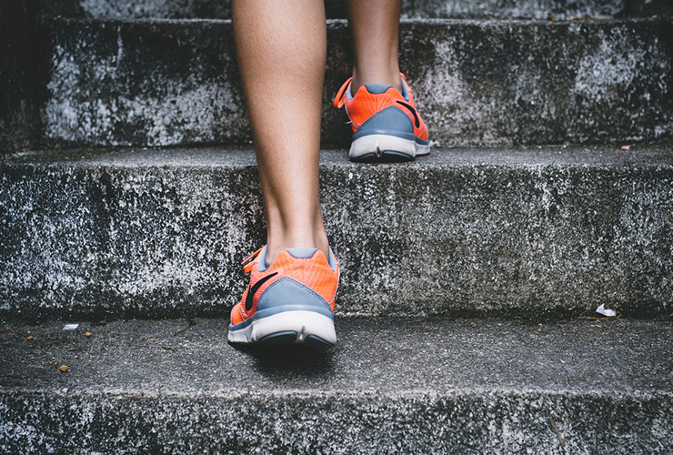 계단 오르기 뛰어오르기 유산소 칼로리 소모 높은 운동