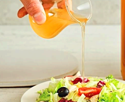 애사비를 샐러드에 섞는 모습