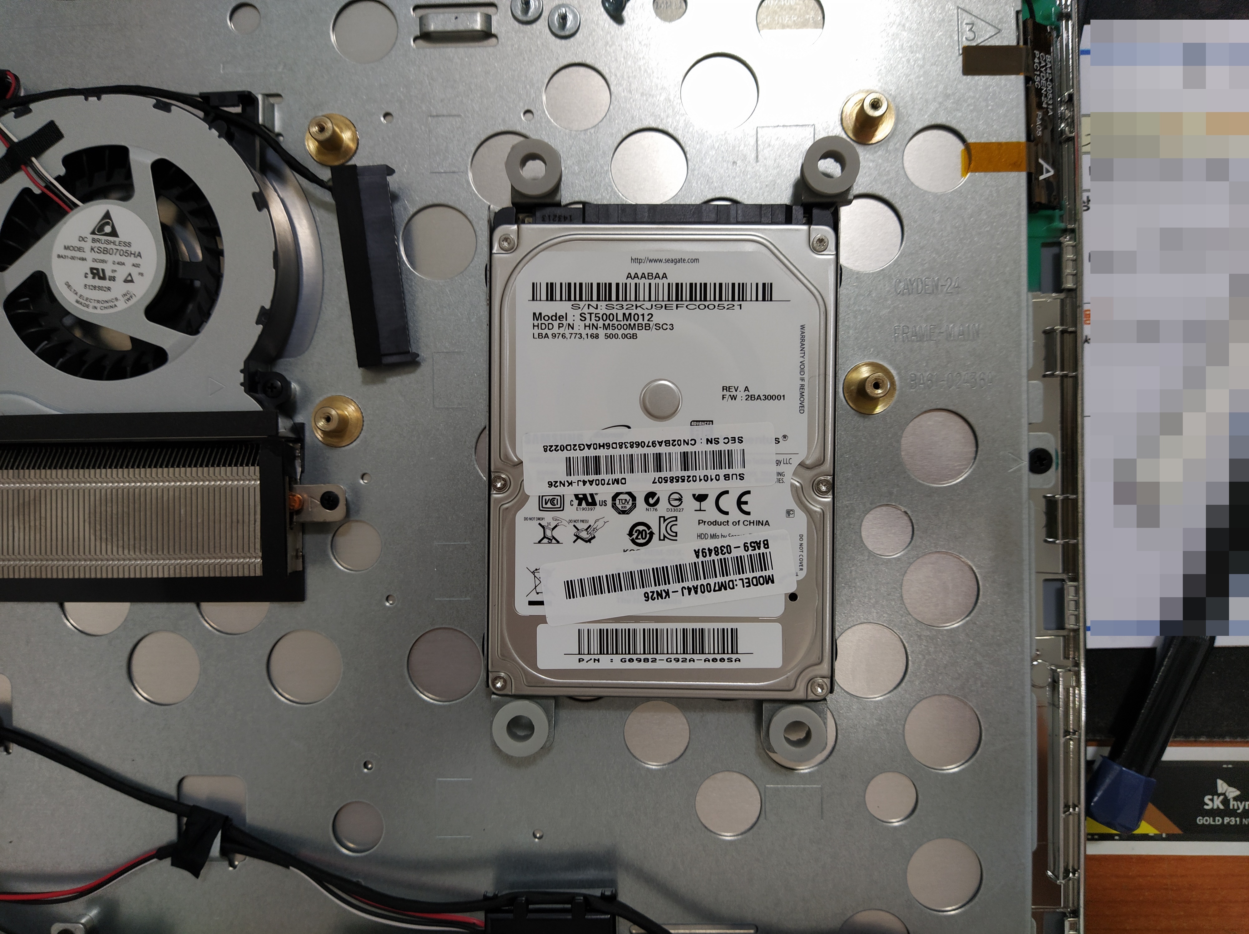 기존의 하드디스크는 제거하고 SK하이닉스 250기가짜리 SSD로 업그레이드를 진행했습니다.&nbsp;