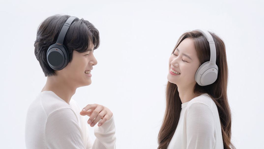 소니 무선 헤드폰 WH-1000XM4으로 음악을 감상하는 모습