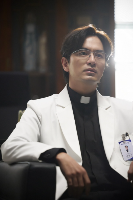 희준의 비밀스런 외출에 미카엘라 수녀가 연루되어있다는 사실을 알고 화가난 박형곤 신부