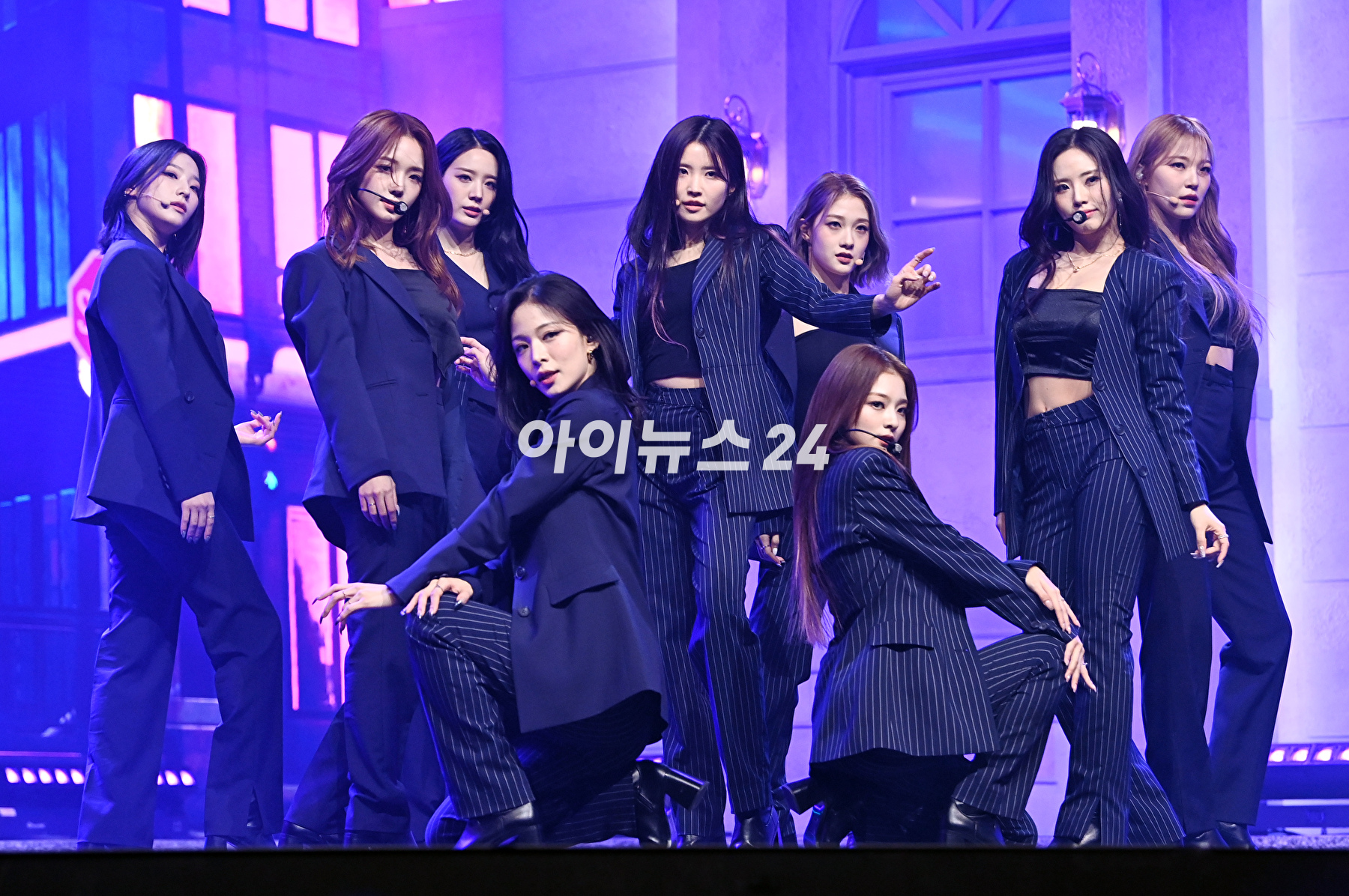 그룹 프로미스나인 송하영-장규리-이채영이 17일 오후 서울 용산구 한남동 블루스퀘어에서 열린 프로미스나인(fromis_9) 미니 4집 앨범 &#39;Midnight Guest&#39;(미드나잇 게스트)&#39; 쇼케이스에 참석해 타이틀곡 &#39;DM&#39; 무대를 선보이고 있다. [사진=정소희 기자]