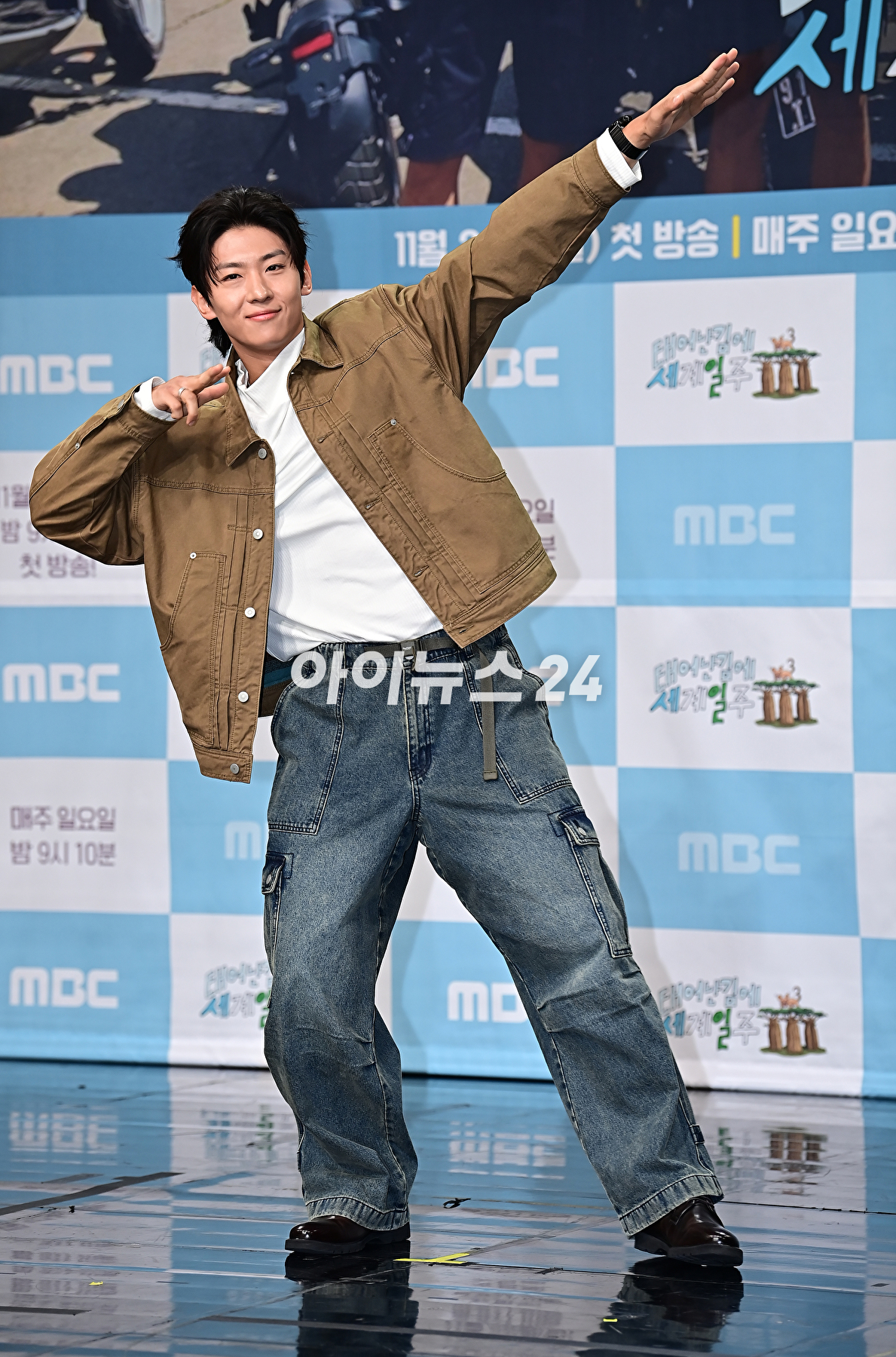 방송인 덱스가 23일 오후 서울 마포구 MBC 골든마우스홀에서 열린 MBC 예능 프로그램 &#39;태어난 김에 세계일주3&#39; 제작발표회에서 포즈를 취하고 있다. &#39;태어난 김에 세계일주3&#39;은 원시의 바다이자 태초의 자연을 품은 비밀의 섬&#44; 마다가스카르로 떠나는 세 번째 여행기다. 오는 26일 오후 9시 10분 첫 방송 [사진=곽영래 기자]