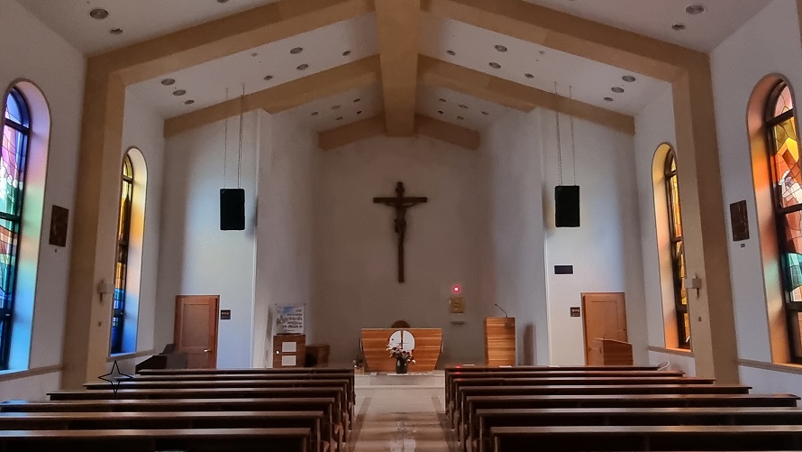 청주 성 유대철성당 성전 안 십자고상, 제대, 제단 사진