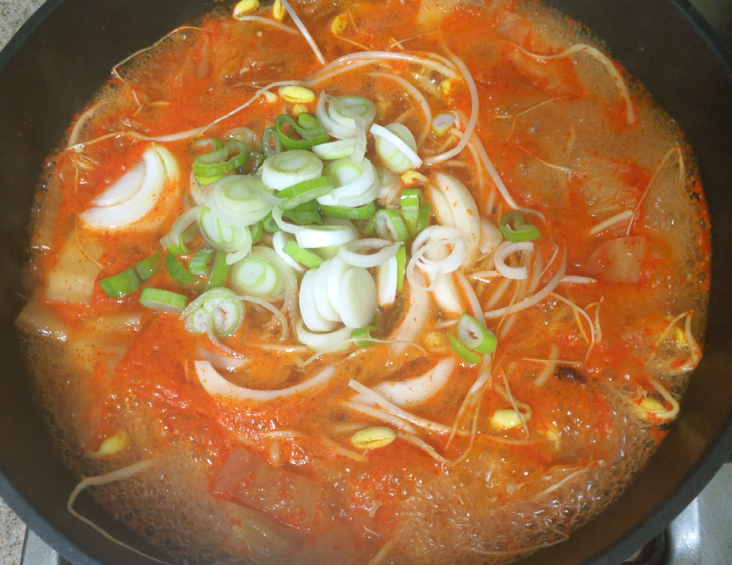 콩나물과-양파-그리고-다진마늘과-대파를-넣고-끓이는-모습