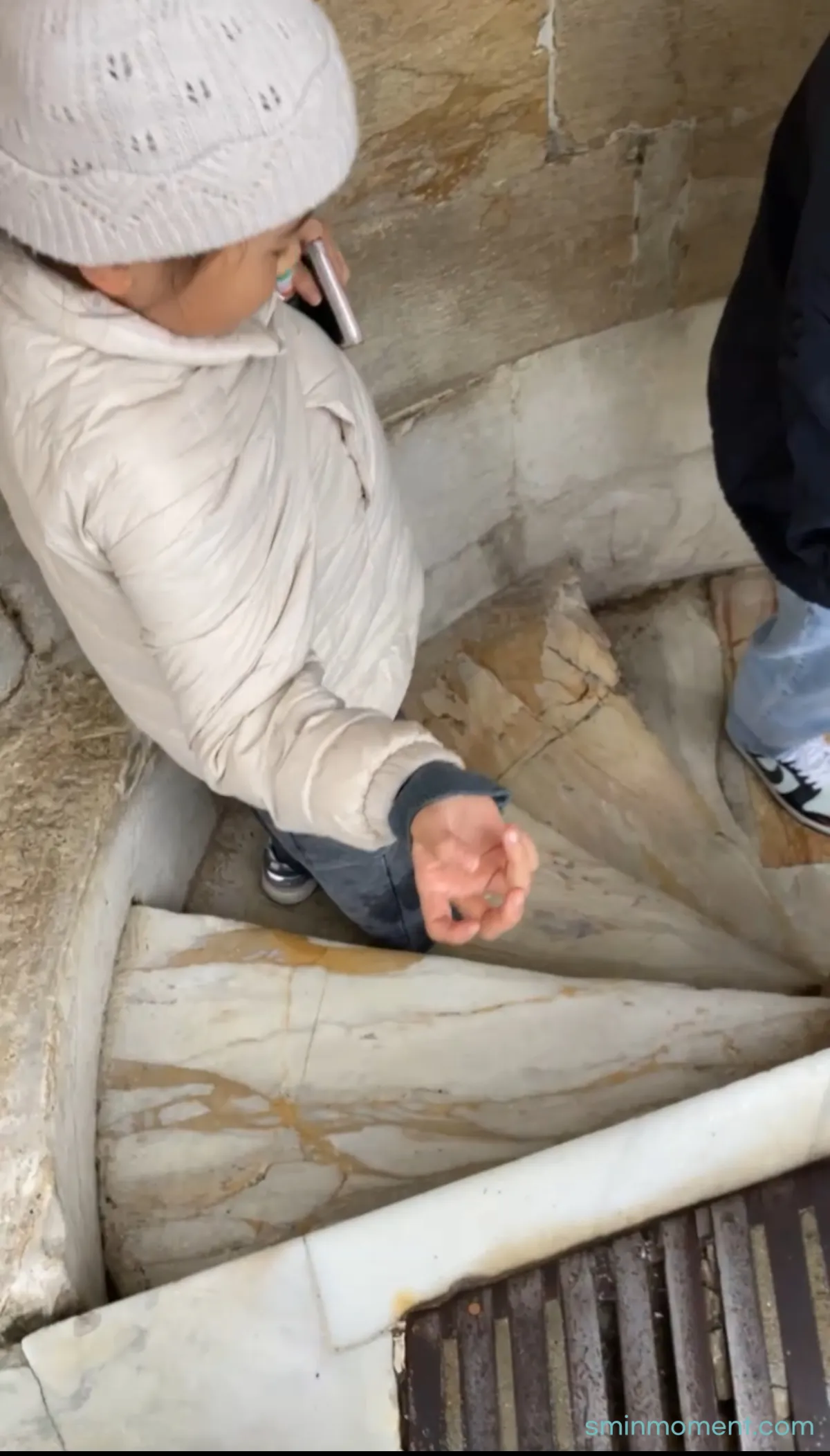 피사-피사의사탑-전망대-내려가는길-긴장한-딸