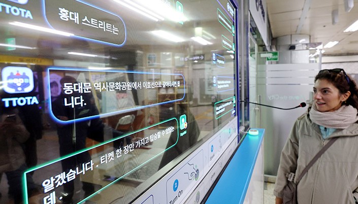 자동 통역되는 투명 스크린 서울지하철 11개 역으로 확대 설치