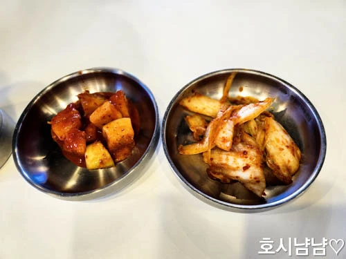 명인대동양평해장국 기본 반찬 – 김치와 깍두기 한 접시