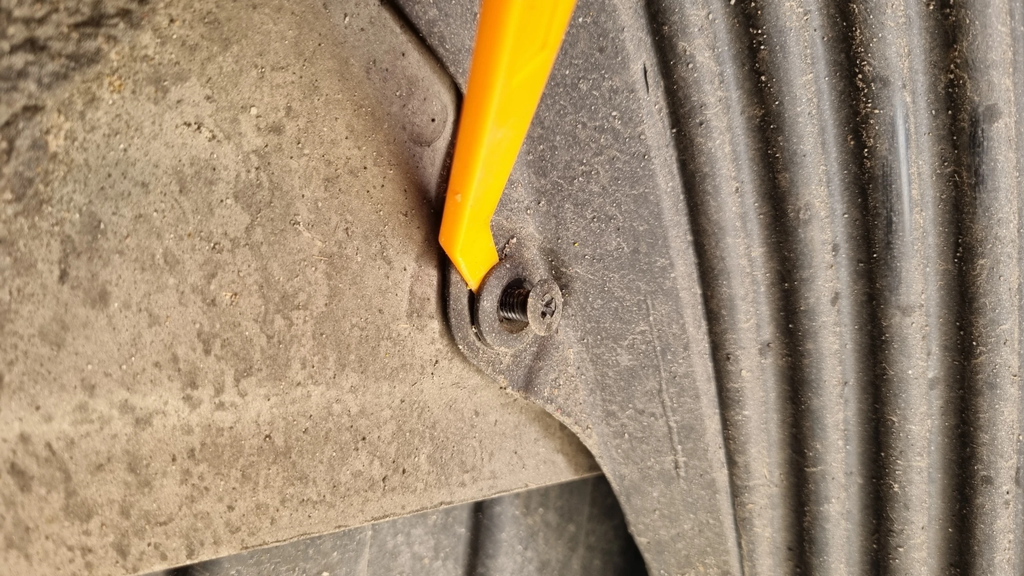 휠하우스 고정 부품 빼는 모습