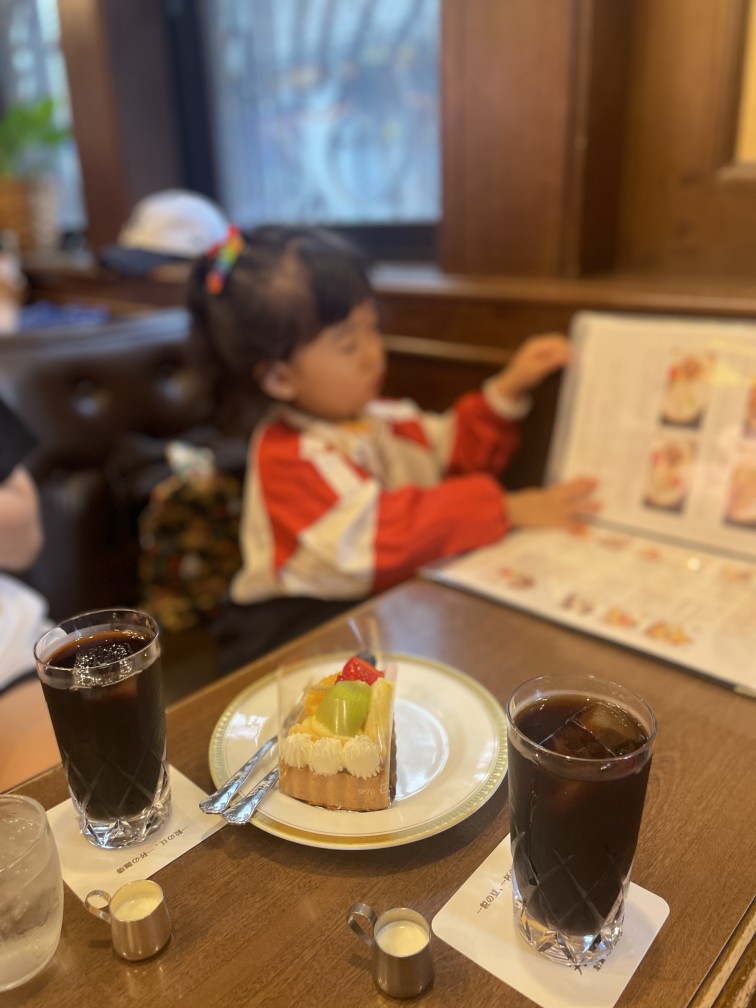 메뉴판을 보는 아이