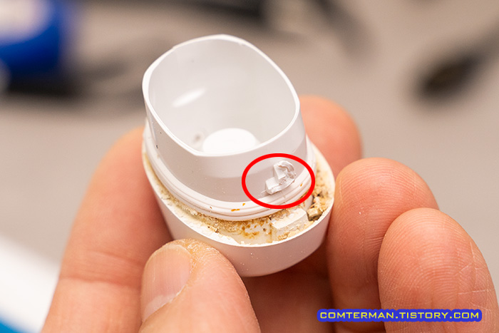 오랄비 전동칫솔 하단 커버 내부 돌기