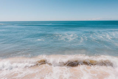 파도가 치는 해수욕장