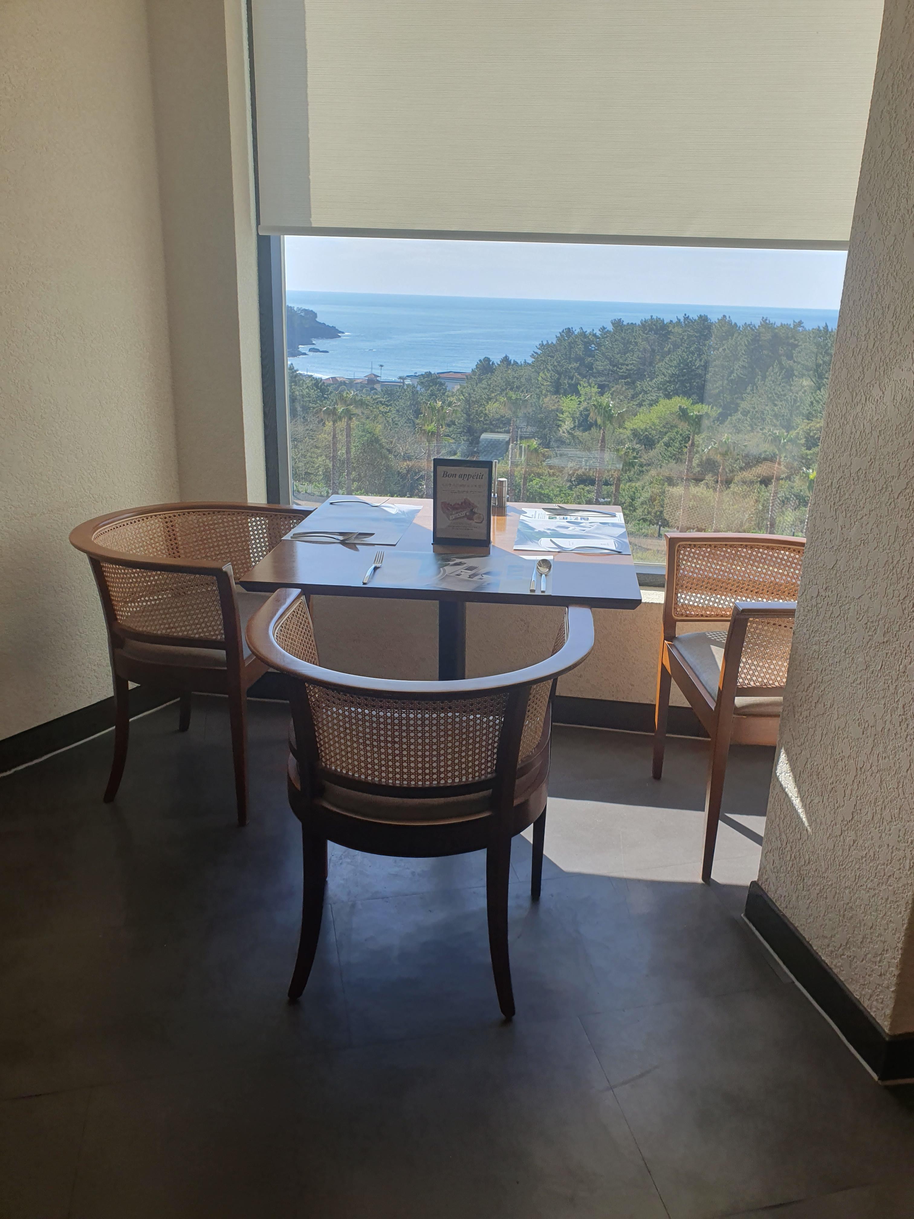 창가에 앉으면 바다를 보면서 조식을 즐길 수 있습니다