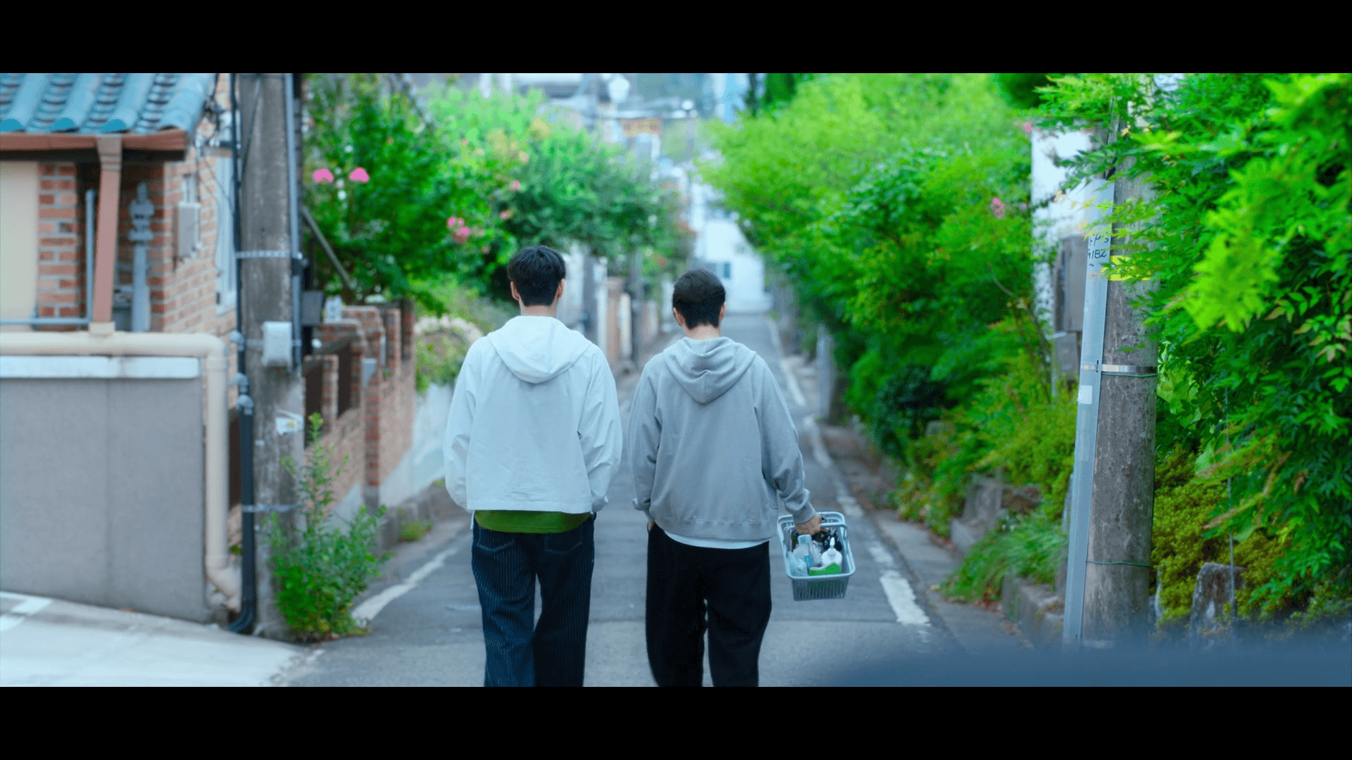 넷플릭스 드라마 '멜로무비' 8화 - 아침에 함께 사우나를 가는 고겸과 홍시준