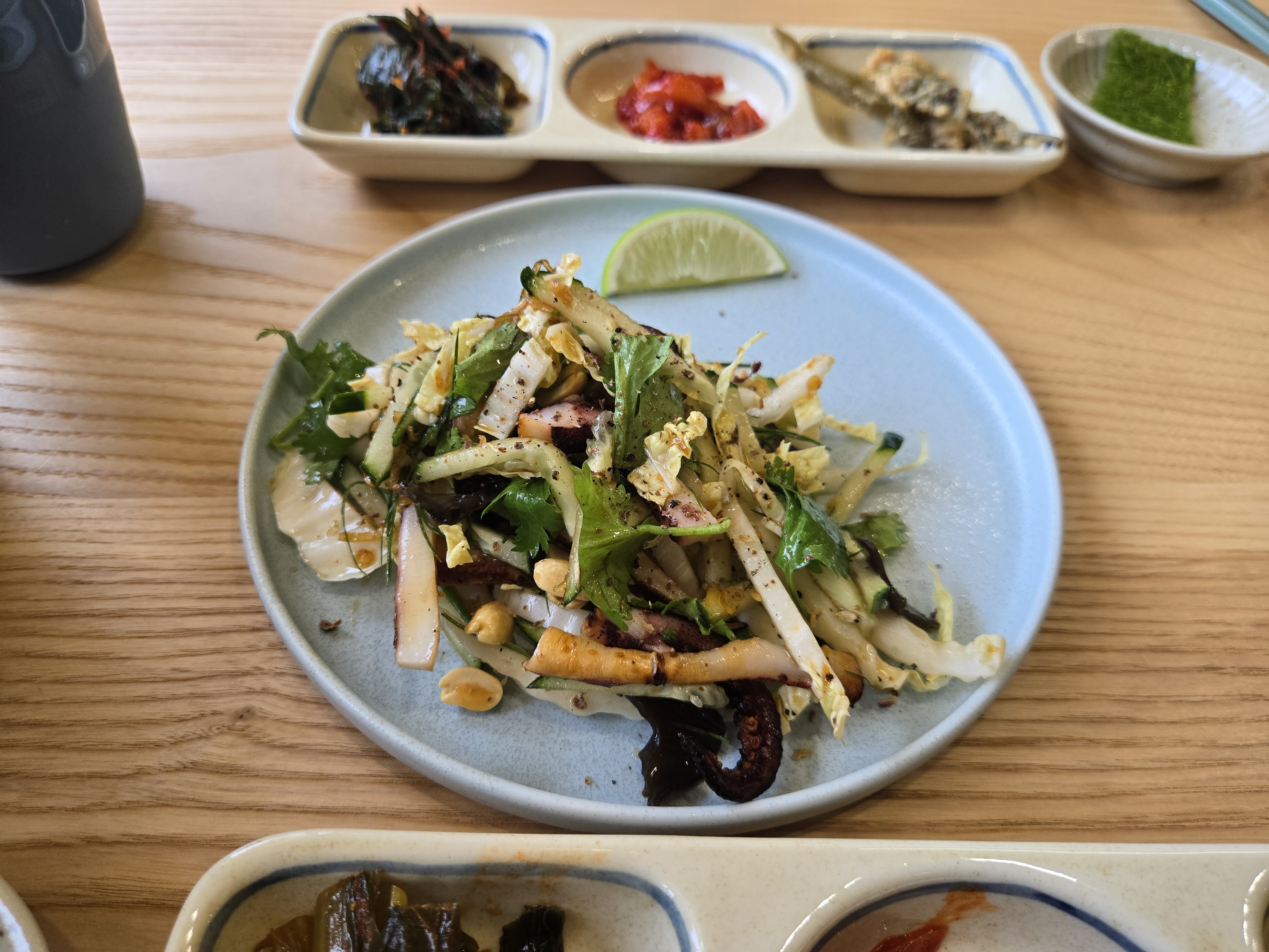 고수와 땅콩의 고소함이 어우러진 오징어 샐러드, 국밥과 찰떡궁합