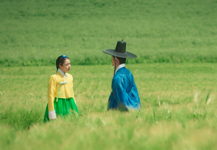 보리밭길에 장현과 길채가 마주보고 서있다.