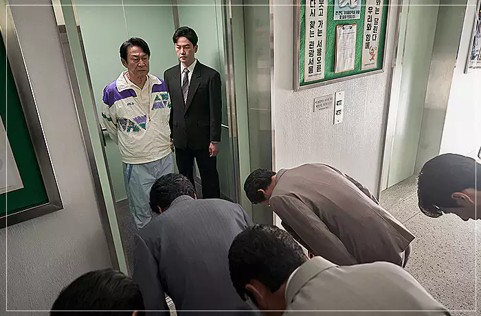 비공식작전-안기부-부장에게-인사하는-외무부