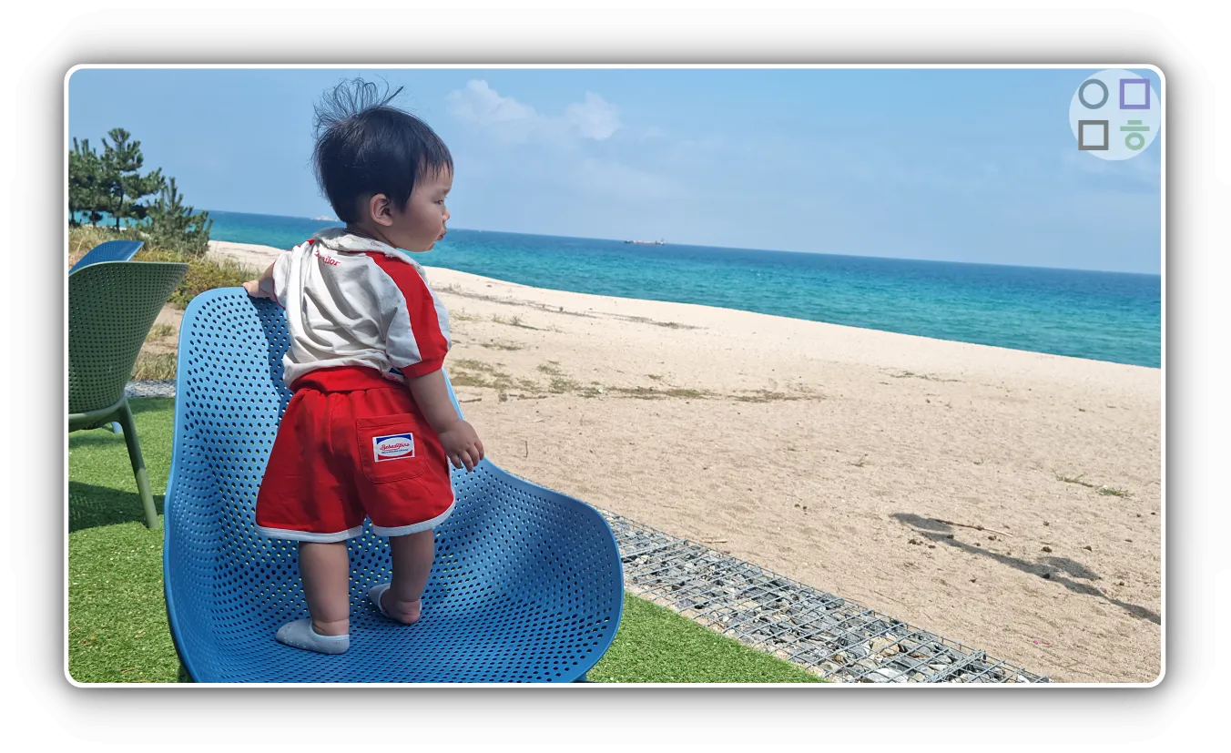 강원도-속초-해변-의자에서-포즈잡은-아기