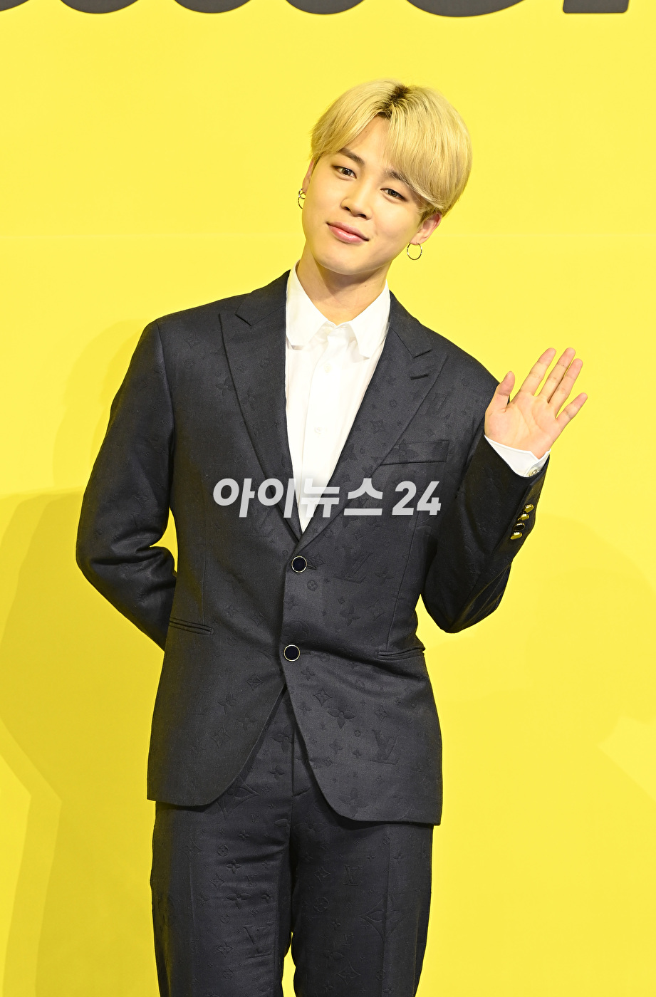 방탄소년단(BTS) 새 디지털 싱글 &#39;Butter&#39; 발매 기념 글로벌 기자간담회가 21일 오후 서울 송파구 방이동 올림픽공원 올림픽홀에서 열렸다. 방탄소년단 지민이 포토타임을 갖고 있다.