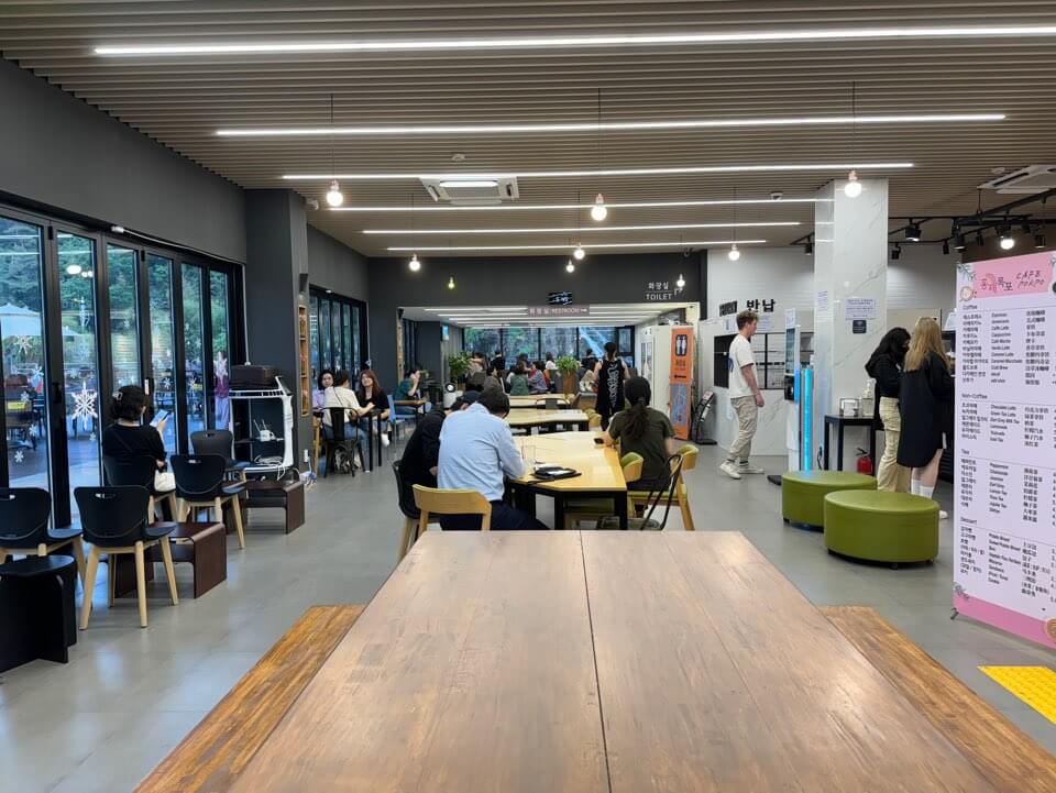 카페폭포 1층 내부